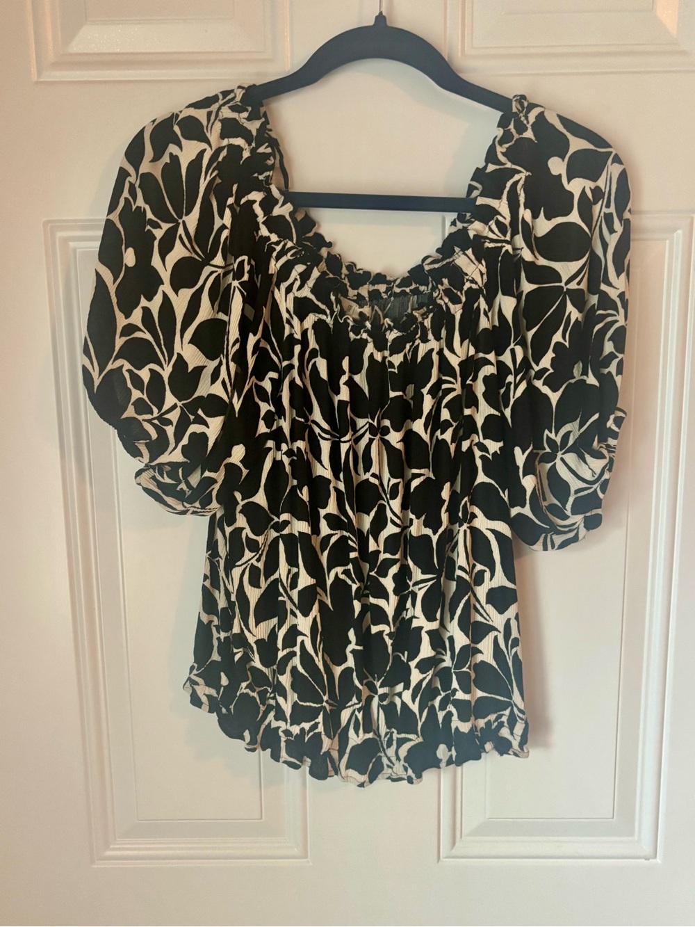 Maurices Black & Cream Floral Puff-Sleeve Blouse
